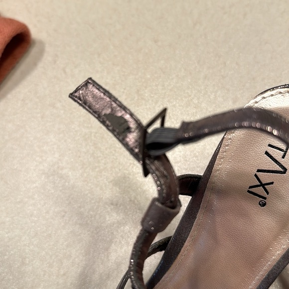 Fun glitzy heels - Picture 4 of 5